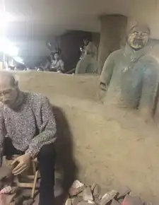西安山寨兵马俑走红双眼皮红嘴唇神情奇特
