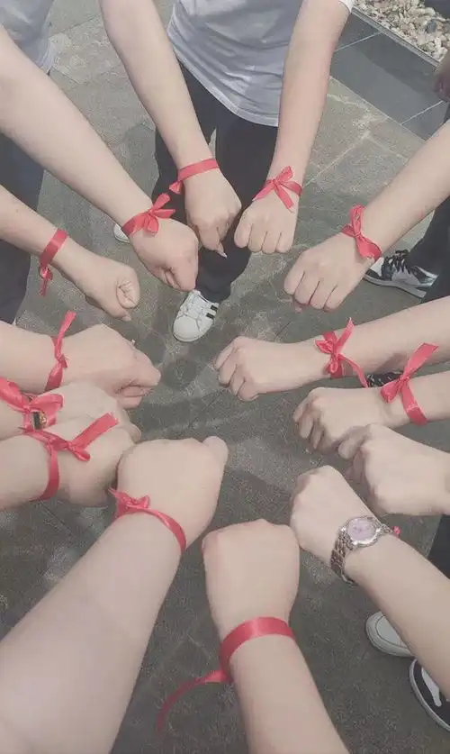 上海高考倒计时专属可乐定制表情牌,学校花式送祝福
