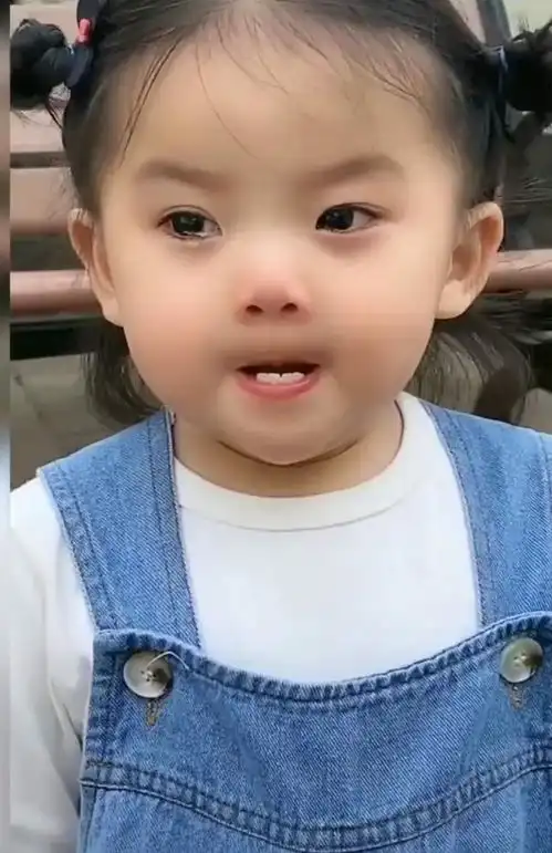 母女俩闹矛盾,女儿咬牙切齿的模样萌翻了,网友奶凶奶凶的
