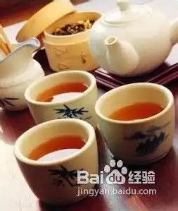 喝茶养生分时段早红茶晚黑茶
