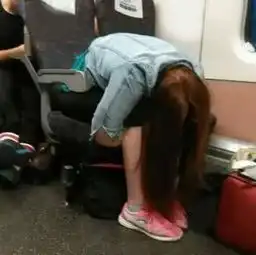 搞笑gif趣图哥们,看你这表情是生无可恋的样子
