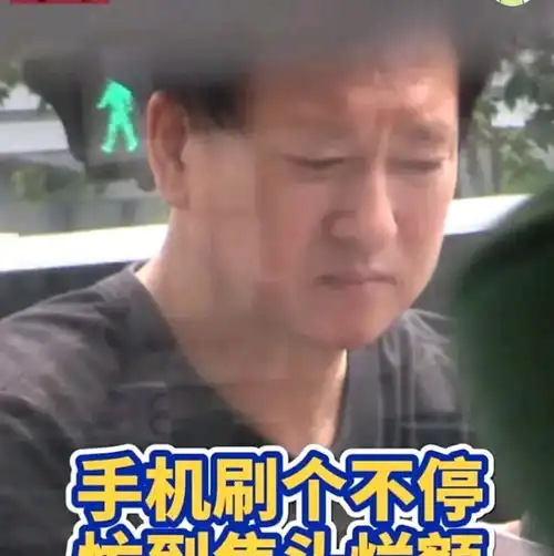 郑爽爸爸郑成华近照曝光,眉头紧锁很憔悴,与之前炫富成对比
