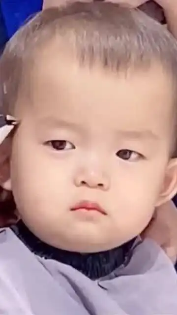 这娃娃实在是太可爱了,表情萌化了
