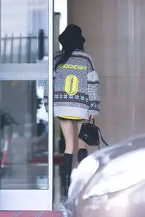 杨幂现身机场穿搭很有学生气,笑眯了眼表情可爱生图腿超细
