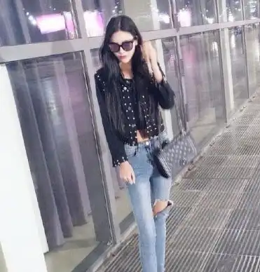 魅力街拍美腿纤细,图五小姐姐的表情很萌啦
