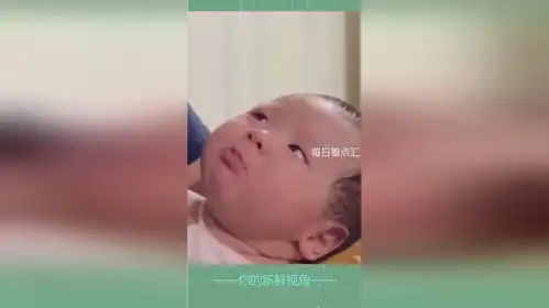 2个月的萌娃醒来发现被舅舅抱着,委屈的小表情真的很抢眼,网友舅舅像极了宝强和肖央的合体
