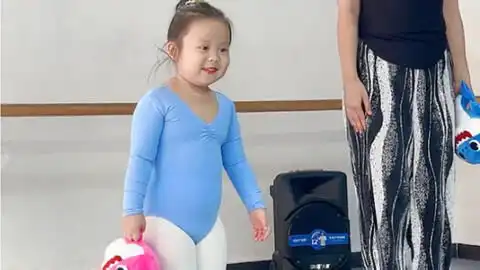 这是我第一次露脸,表情有点不自然请见谅,谢谢你们对我的关心,鼓励和支持,真的很开心,最后也祝你们每天都平平安安开开心心健健康康的哔哩哔哩bilibili
