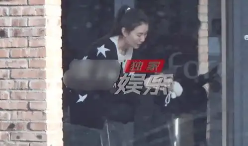 闹矛盾王宝强嗨聊工作无视冯清,女方躲门外狂吸烟满脸不悦
