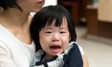 哭得厉害的孩子,为何会马上抱着你求安慰妈妈看懂这些就明白了
