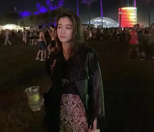 钟丽缇张伦硕又撒狗粮了,穿情侣装皮衣走机场,大秀恩爱不厌烦
