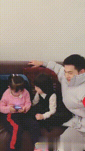 杨洋也有今天开撩小女孩被无视表情尴尬,求握手惨被敷衍
