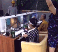 搞笑gif趣图美女,这车也太帅了吧,请问哪里可以买到
