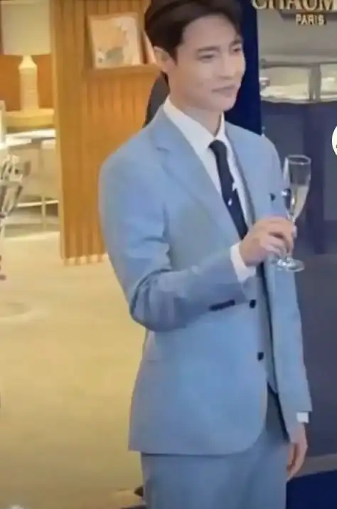 张艺兴活动现场被表白,一本正经地憋笑,下一秒却表情管理失败
