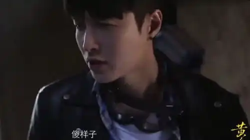 张艺兴新剧花絮,小绵羊找导演对词,最后的表情太呆萌了
