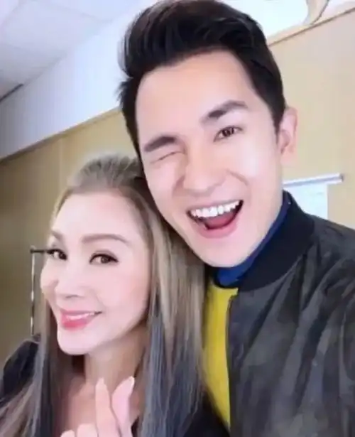林心如夫妇现身派对,华哥在角落腼腆微笑
