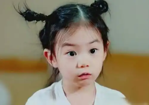 表情包又来新成员,lucky萌娃来袭,和妈妈戚薇长得一模一样
