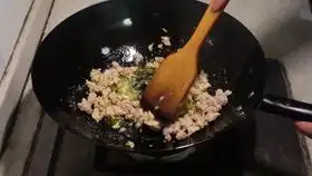 一斤大肠,一大碗饭下肚,吃撑了
