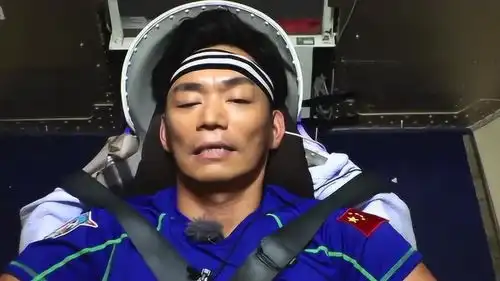 王宝强做超重测试,加到5个g重量,宝强呼吸困难,表情已经不受控制
