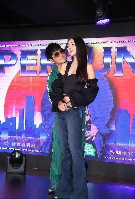 曹格夫妇现身活动,他穿一身绿热情献吻,老婆衣着清凉表情太抗拒

