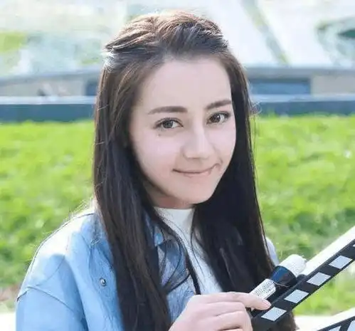 胖迪晒照,陈法蓉评论怎么拍都美,一个小细节证明百分百是素颜照
