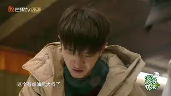 杨超越给魏大勋抛媚眼,事后赶紧解释,谁注意到了王源的表情
