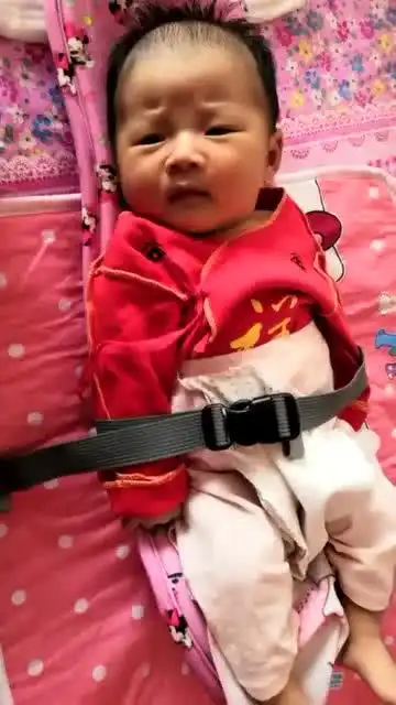 小宝宝一脸生无可恋的表情,爸爸笑宝宝是不是要起飞,好搞笑
