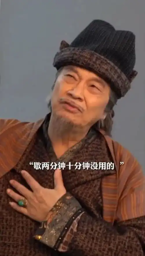 68岁吴孟达拍电影花絮心脏不适,手按心口表情痛苦
