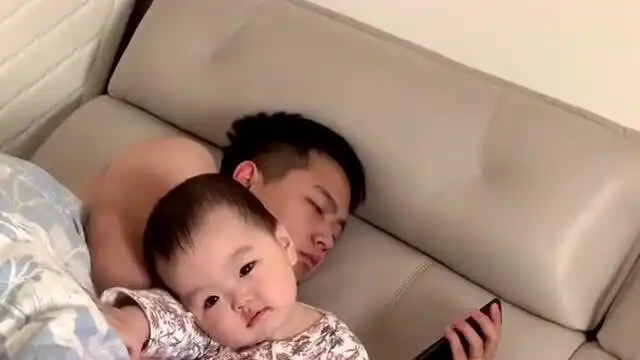 全网最小撩人宝贝,这个小表情直接给我弄得不会了,爸爸又要吃醋了
