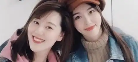 唐嫣晒与闺蜜王冠的美照,表情搞怪似少女,两人关系密切经常互动
