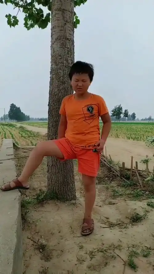 看这小表情,儿子唱的沙漠骆驼