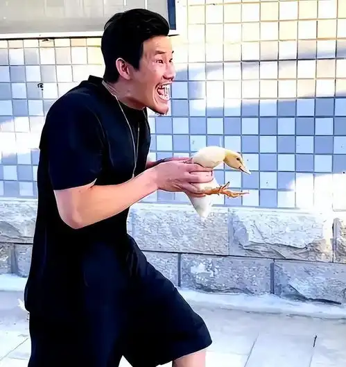因眼红吴京,嘎子哥花巨资翻拍战狼2,上映后成全网笑柄

