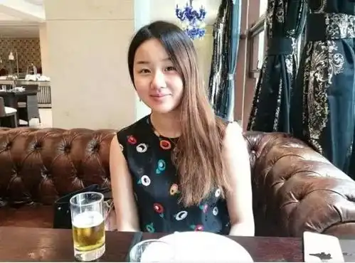 孟非隐瞒26年的妻子曝光,原来这么年轻漂亮,鲁豫一见直呼太美了

