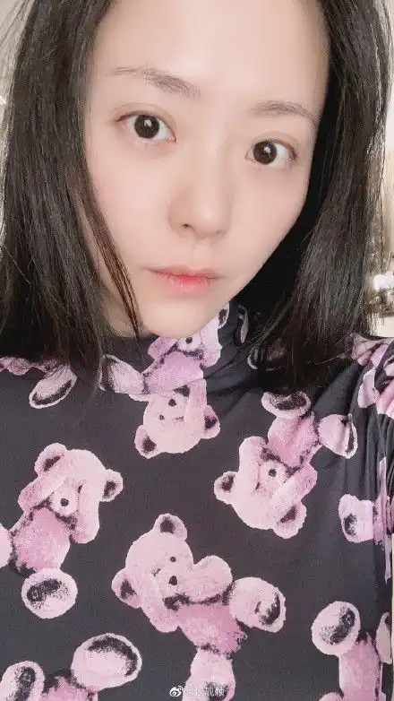 组图张靓颖晒怼脸素颜自拍做搞怪表情皮肤白皙轻透惹人羡
