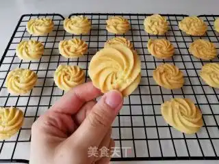 黄油曲奇饼干的做法黄油曲奇饼干怎么做张竹本的菜谱
