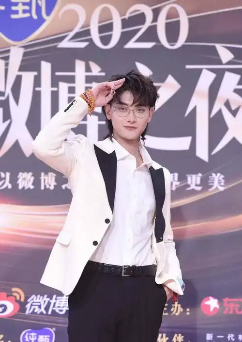 微博之夜肖战王一博蔡徐坤吴亦凡造型相似粉丝抱不平谁最好看
