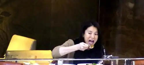 袁咏仪晒儿子,吃饭,翻白眼,网友,行走的表情包
