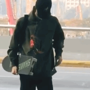 王一博揣假兜表情呆萌可爱
