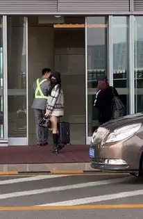 杨幂现身机场穿搭很有学生气,笑眯了眼表情可爱生图腿超细
