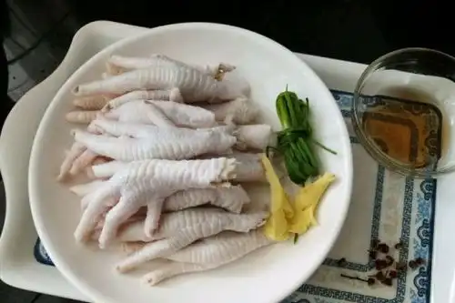 泡椒凤爪自己做不含防腐剂,配料做法全告诉你,比外面好吃百倍

