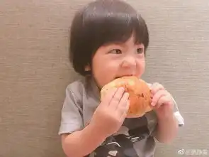 贾静雯带波妞玩耍,吃面包的波妞秒变表情包,和妈妈同步张嘴超萌
