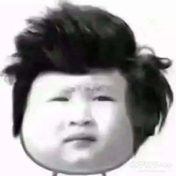 还记得表情包里的皱眉小女孩吗她长大后长这样