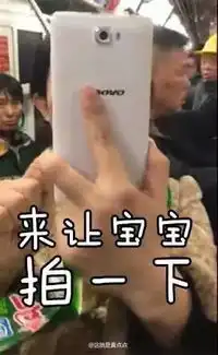 2016年的第一位网红凤爪女出现啦地铁里啃凤爪吐骨头,被提醒还骂人
