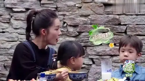 嗯哼尝试体验吃苦瓜,杜江夫妇看到嗯哼的表情后开怀大笑
