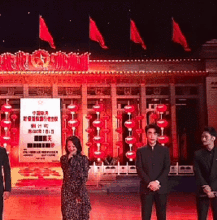 朱一龙发现惠英红老师流泪后,就下意识找纸巾,背手鞠躬绅士至极
