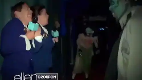 美国艾伦秀女记者万圣节去鬼屋报道,网友却只想看她的表情包...
