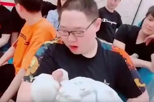 pdd放豪言要送冬瓜十辆劳斯拉斯csgo茄子激动喊干爹乐坏嫖老师
