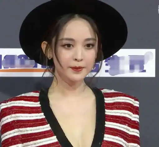 微博之夜红毯女星未修图秦岚白到发光脸略僵,周冬雨冻得颤抖说话哆嗦
