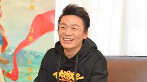 闹矛盾王宝强嗨聊工作无视冯清,女方躲门外狂吸烟满脸不悦
