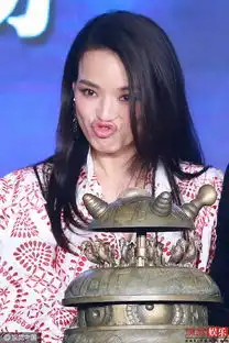 舒淇仰头大笑露牙槽
