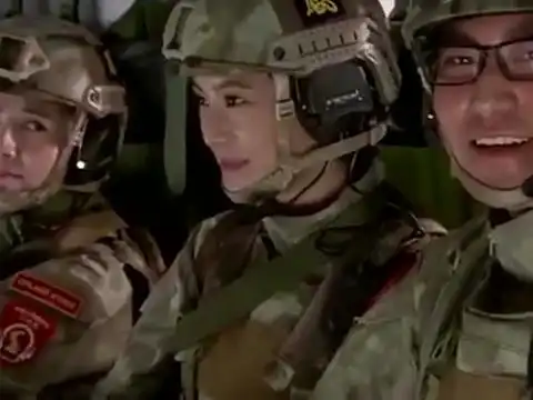 军医与女特种兵飞机上撒狗粮,战友们的表情亮了
